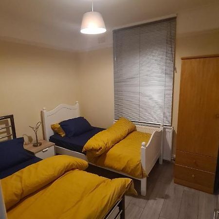 Entire 2 Bedroom Home/Flat In London, Central Line 외부 사진